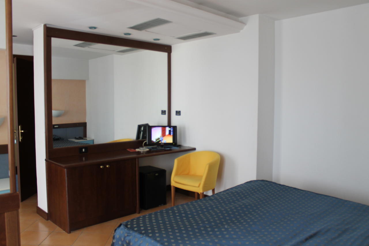 Hotel De La Ville & Centro Congressi Benevento Kültér fotó