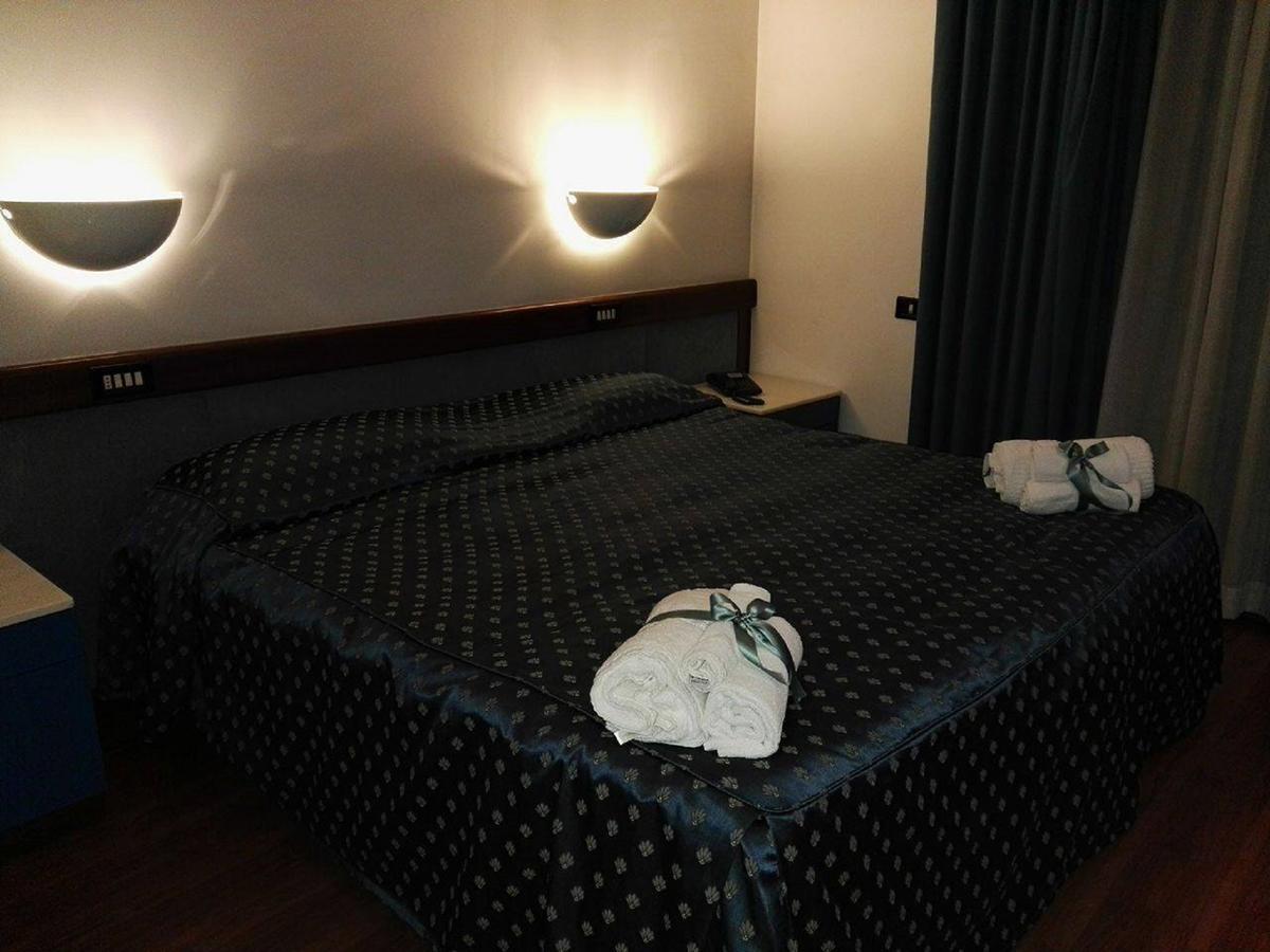Hotel De La Ville & Centro Congressi Benevento Kültér fotó