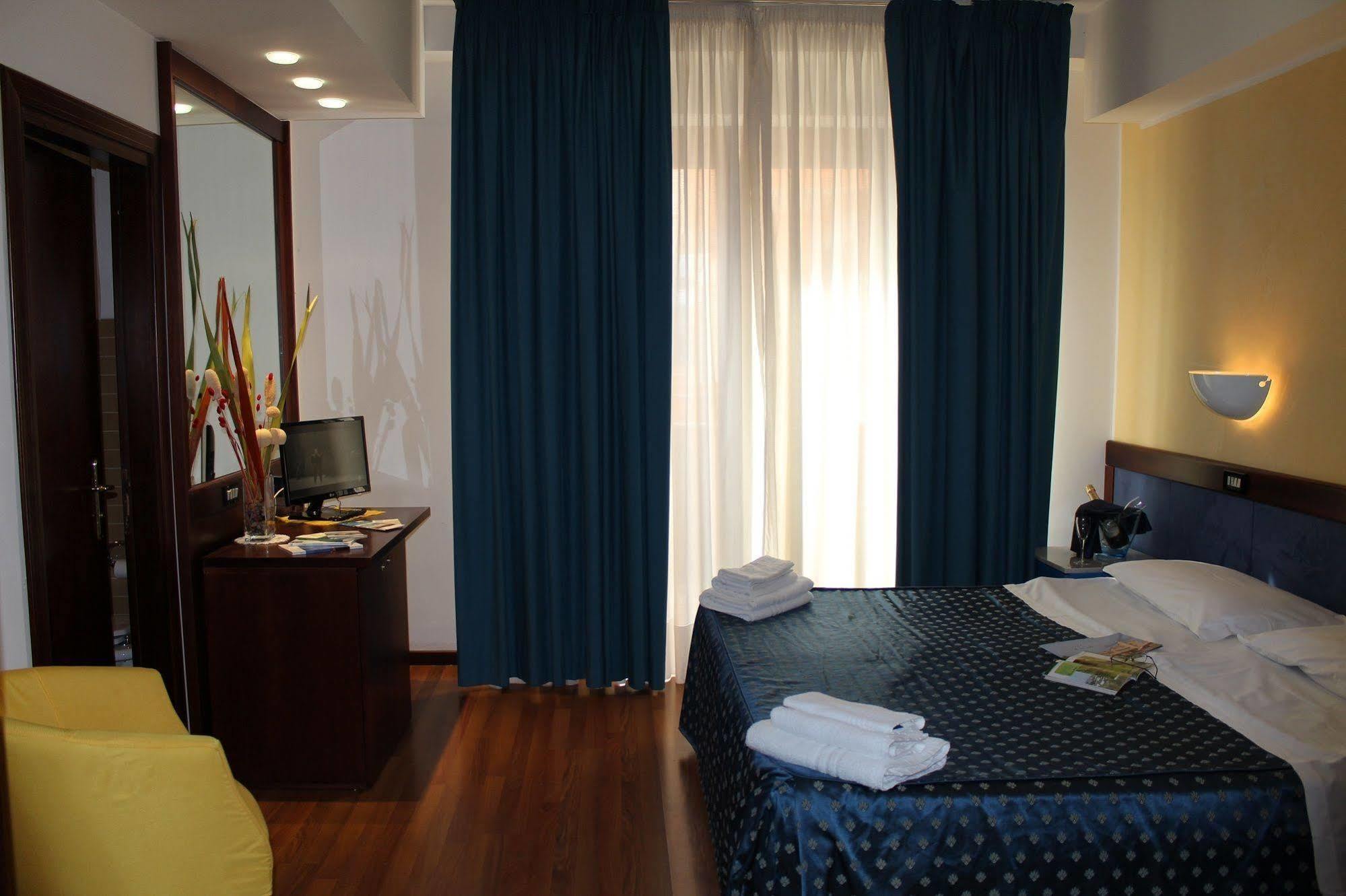 Hotel De La Ville & Centro Congressi Benevento Kültér fotó